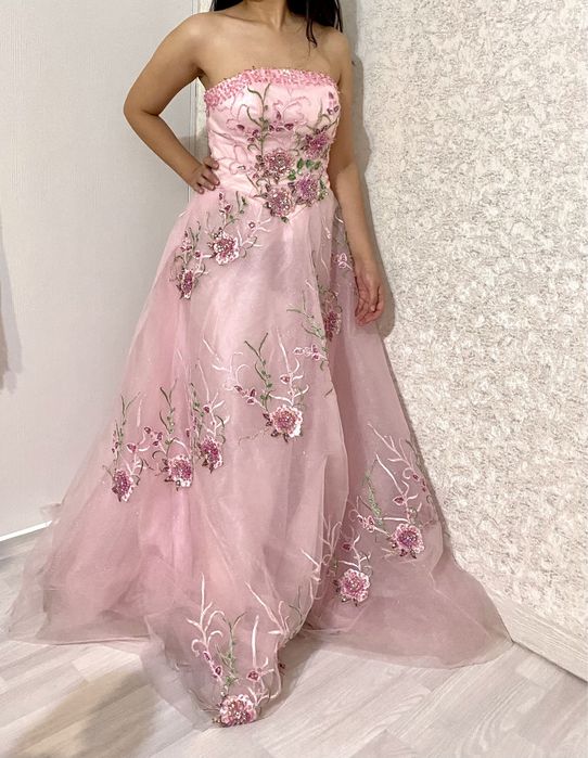 Нарядное нежное платье