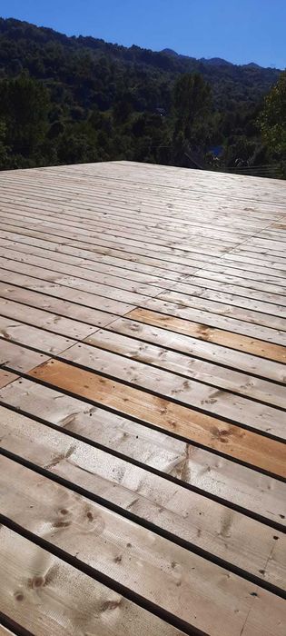 Platforme din lemn pe piloni pentru constructii, pontoane sau glamping