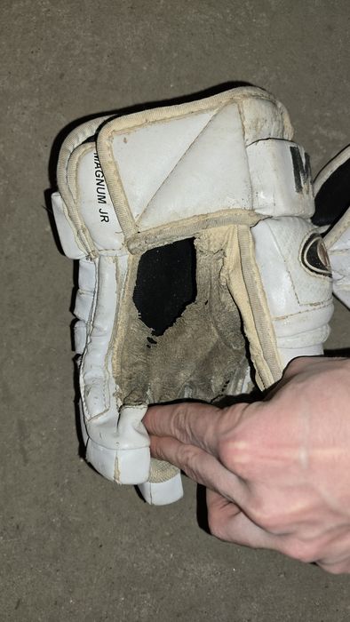 Хокеен екип: каска, ръкавици, налакътници, нагръдник, гащи,кори