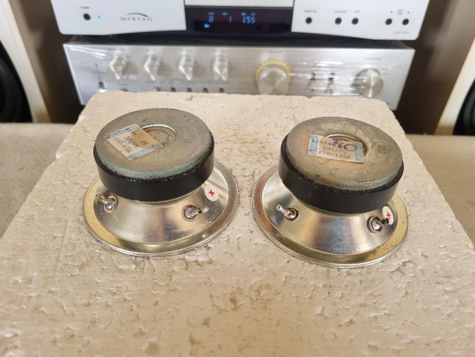 Set Difuzoare Medii Grundig. 4 ohms, 10 watts, 8,9 cm. Impecabile.