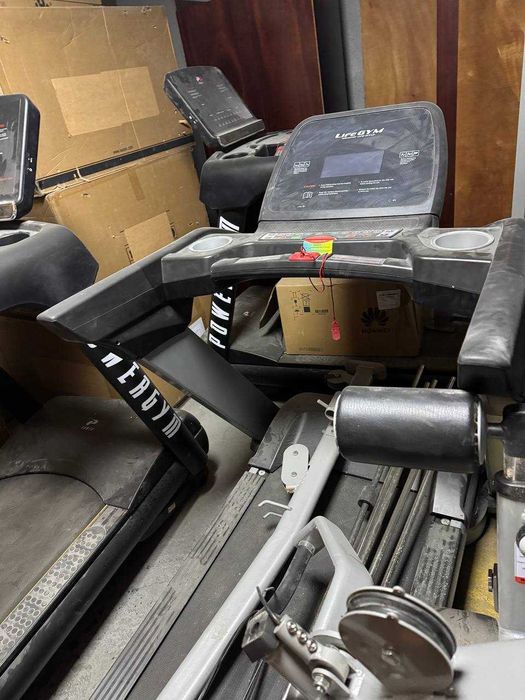 Продаётся профессиональная беговая дорожка LIFEGYM LGM-800