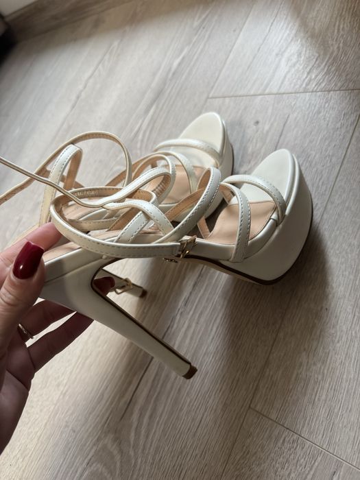 Сандали на висок ток