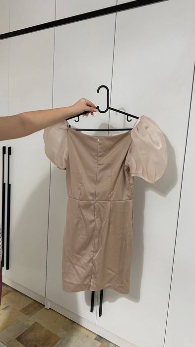 Воздушное платье с пышными рукавами