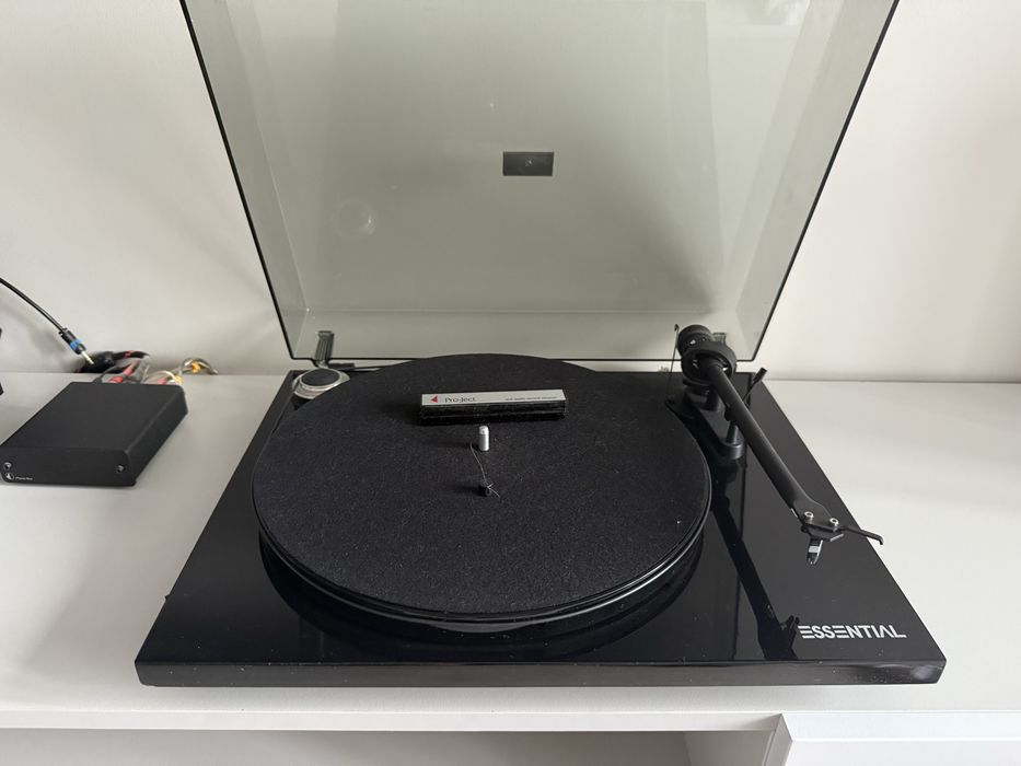 Продаётся виниловый проигрыватель Pro-Ject Essential III