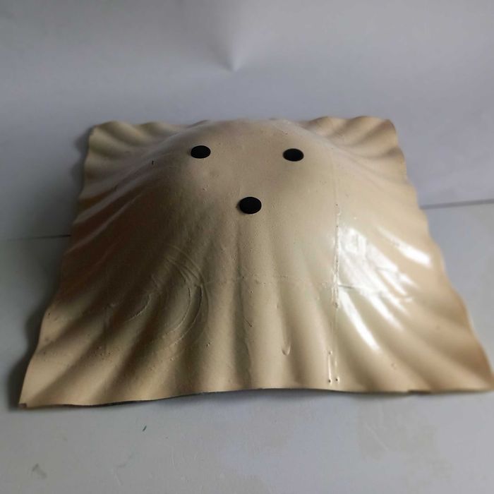 Чиния с поставка