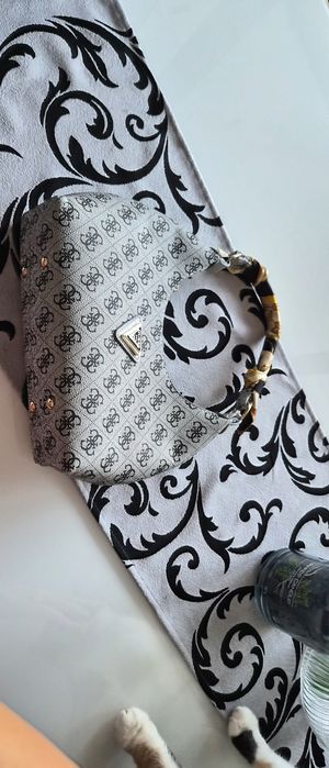 Чанта Guess с шалче