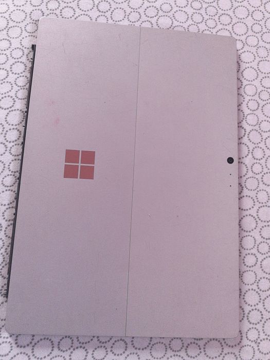 Vănd tabletă microsoft nu am încărcător la ea!!