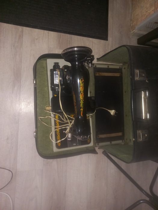 Продам старую швейную машинку