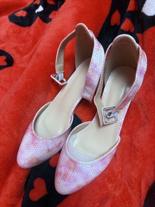 Vand sandale, marimea 38 sunt noi