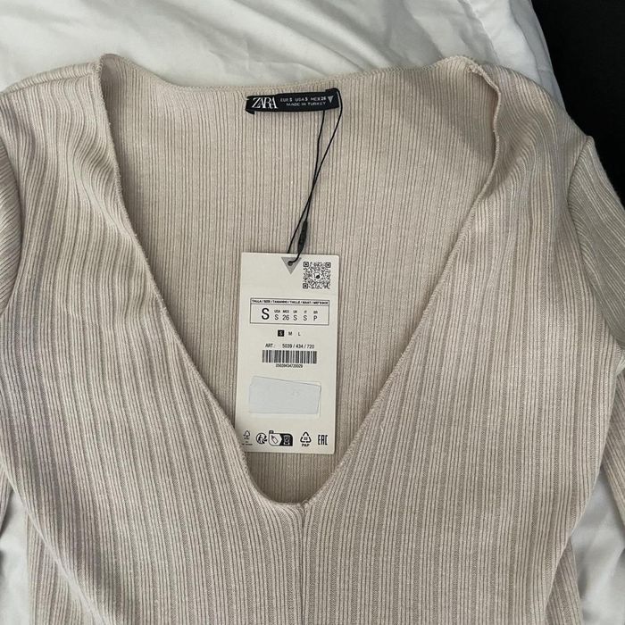 Rochie crem midi tricotata raiat cu slit in fata cre Zara marimea S