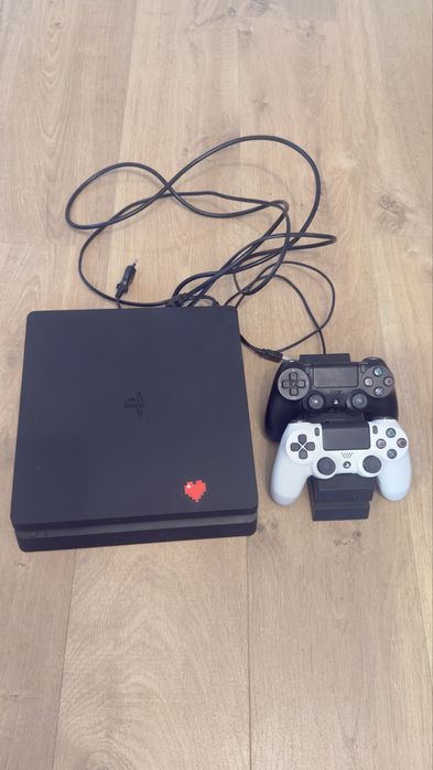 PlayStation 4 Slim 500 GB + 2 оригинални джойстика + зарядна стан