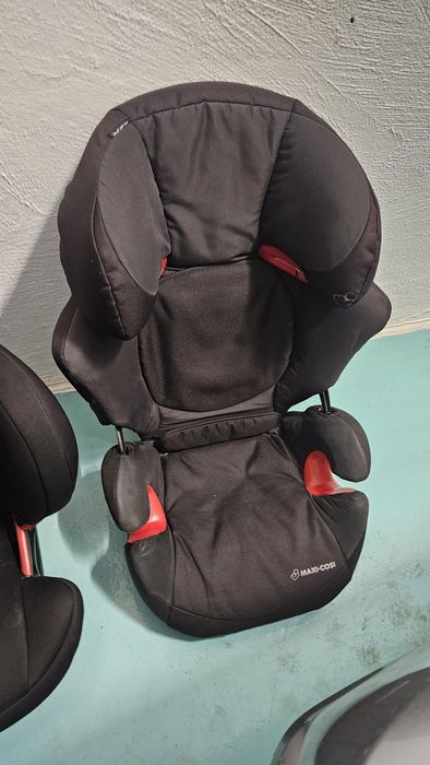 Две столчета за кола Maxi Cosi 9-36 kg с ISOFIX