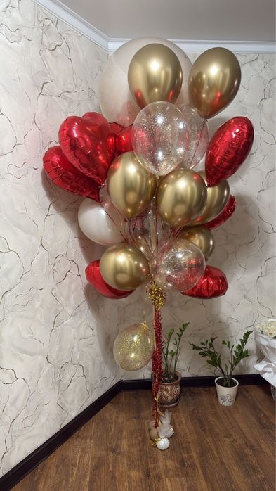 Красные розы и шары