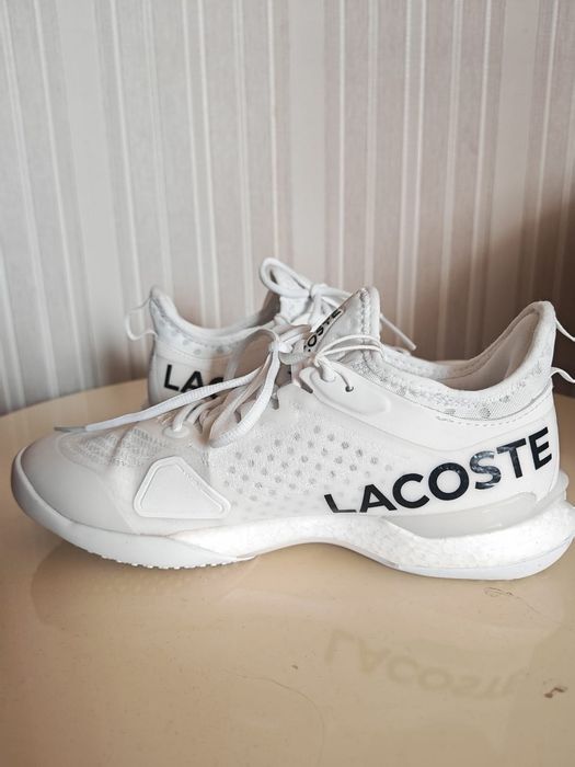 Продам женские кроссовки Lacoste