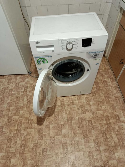 Продавам пералня запазена Beco 5кл A++