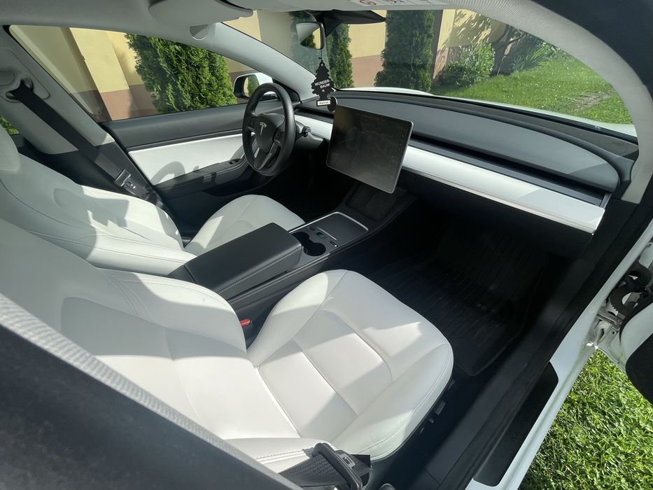 Tesla Model 3 Long Range 2021 POMPA DE CALDURA ,510 km cu 100 % baterie NU SUNT INTERESAT DE SCHIMBURI!! iar prețul este NEGOCIABIL LA FATA LOCULUI!!