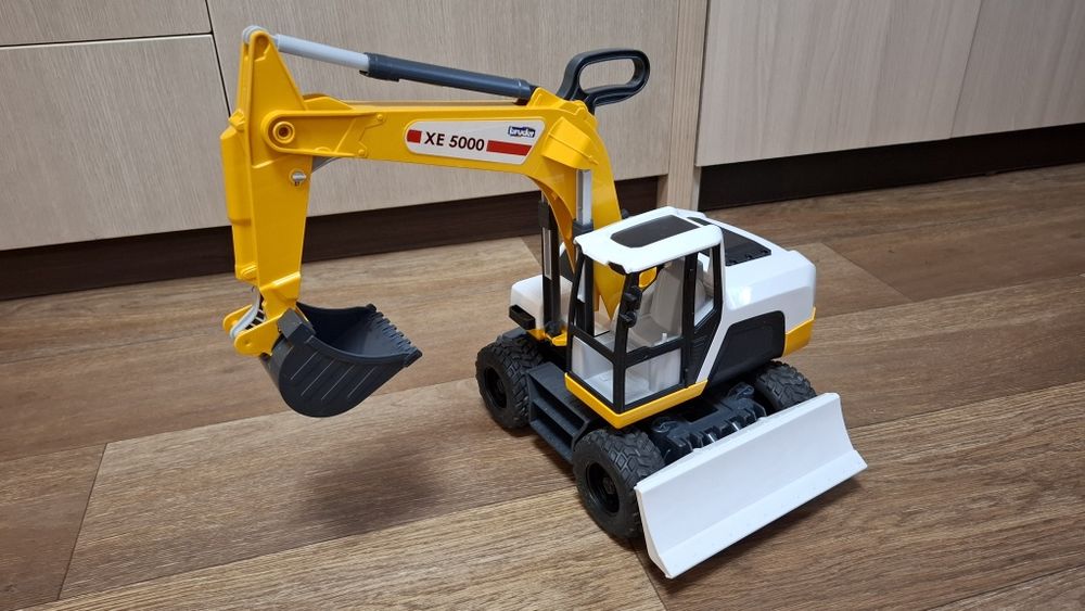 Колёсный экскаватор Bruder XE 5000