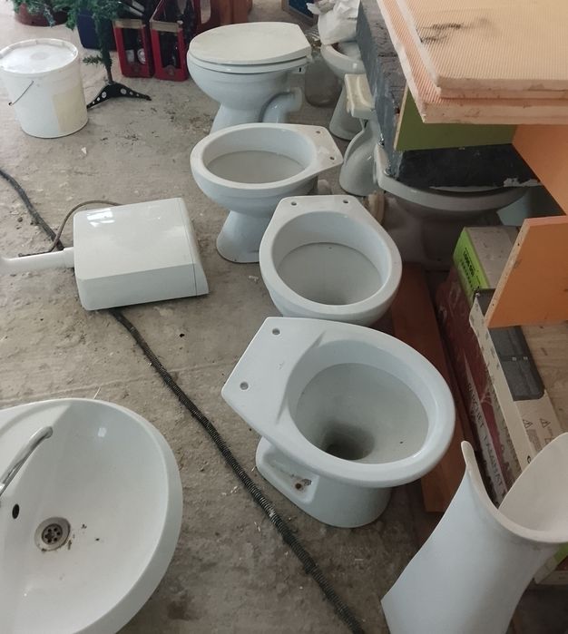 Diferite sanitare și geam de baie .