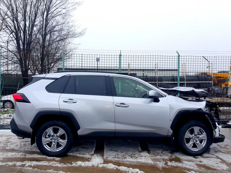 Toyota RAV4 Hybrid, 4x4, an fabricatie 2024, 2200 km - avariat