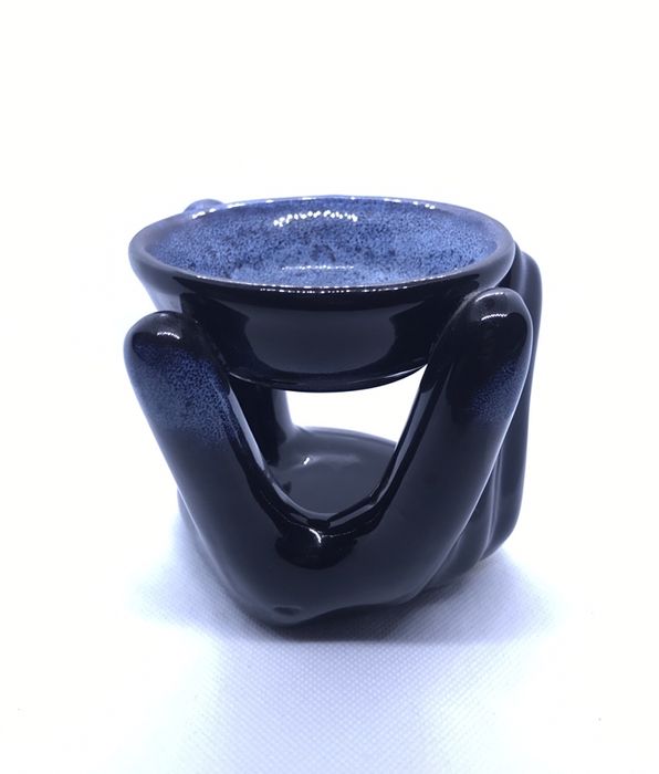 Подсвечник в виде руки.