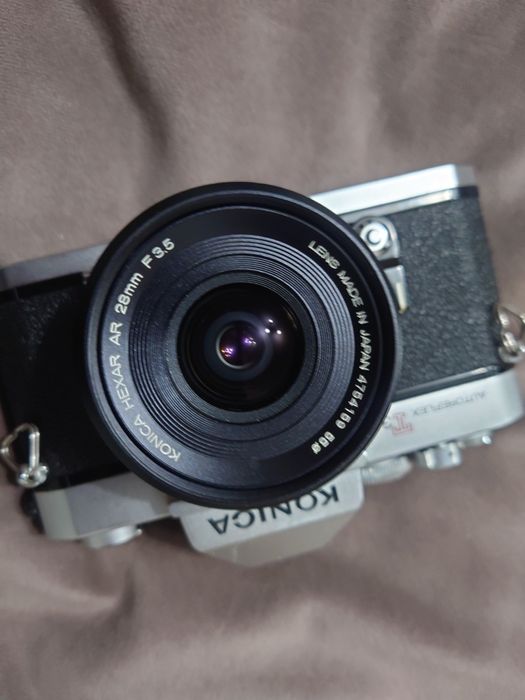 SLR Konica Autoreflex T3 (N} cu obv Hexar AR 28mm