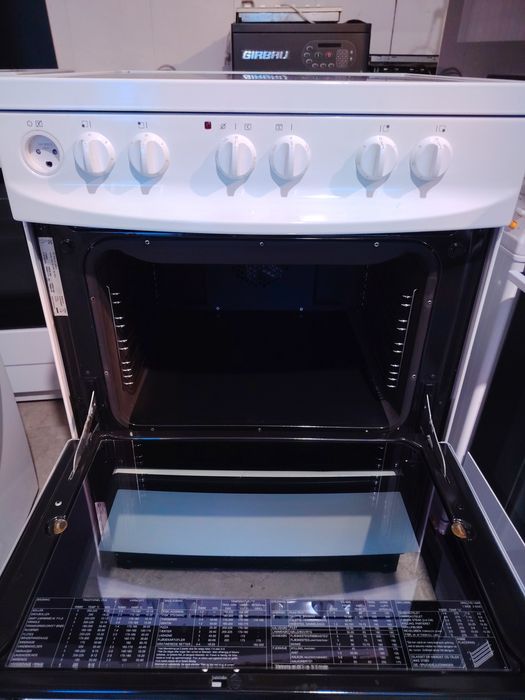 Печка +гаранция. Свободно стояща. Конвекция. Керамичен плот. Доставка