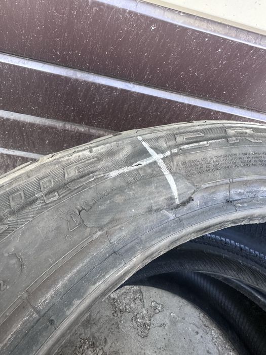 Продам два покрышки r20