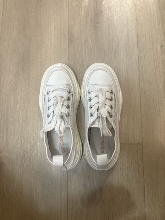 Продам новые женские кросовки 39размер