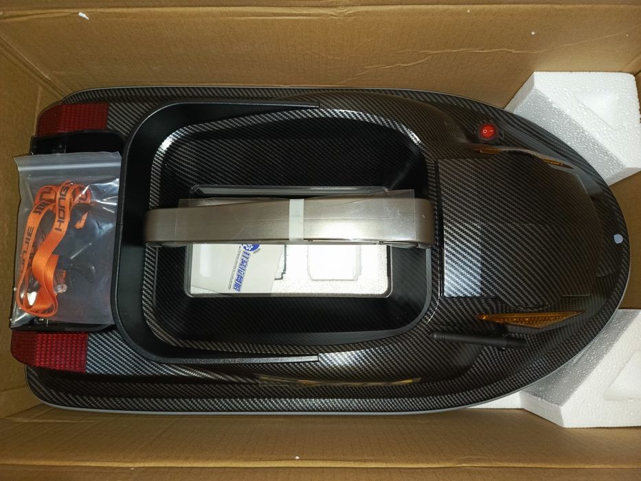 Катер для прикормки. Кораблик. Рыбалка. Эхолот. Рыболокатор.