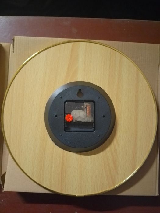 Стенен часовник-прликан