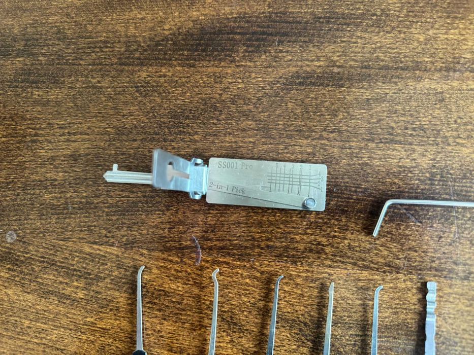 Универсален ключ + Шперцове за ключалки