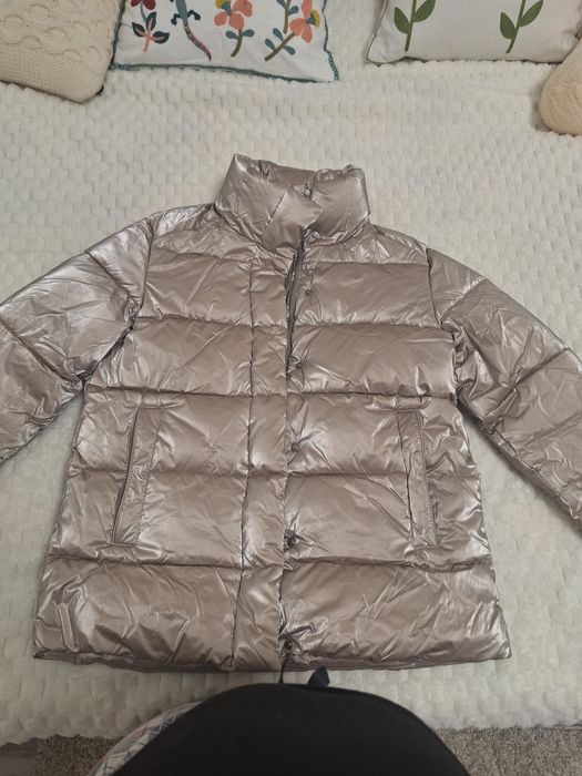 Продаётся зимняя куртка Манго тёплый.