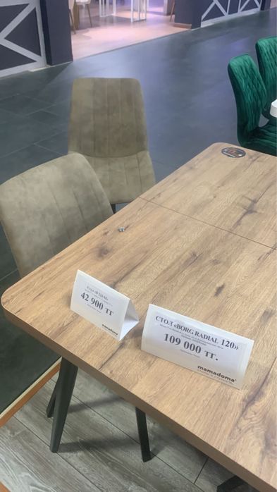 Продам стол со стульями.
