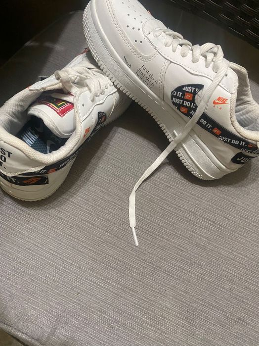 Adidasi nike aproape noi