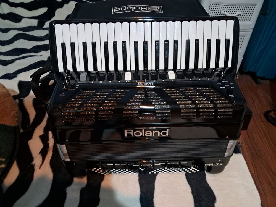 Se vinde acordeon ROLAND FR7X  este impecabil  cu tonuri de la Paul