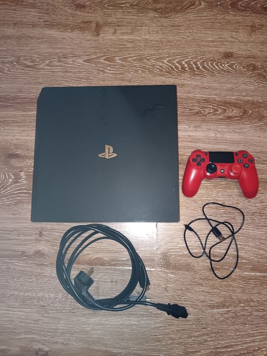 Cosolă ps4 pro defectă +joystick