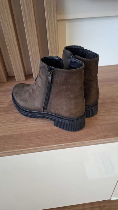 Дамски боти. Цвят каки. 36 номер, но отговарят на 37 номер. Като нови.