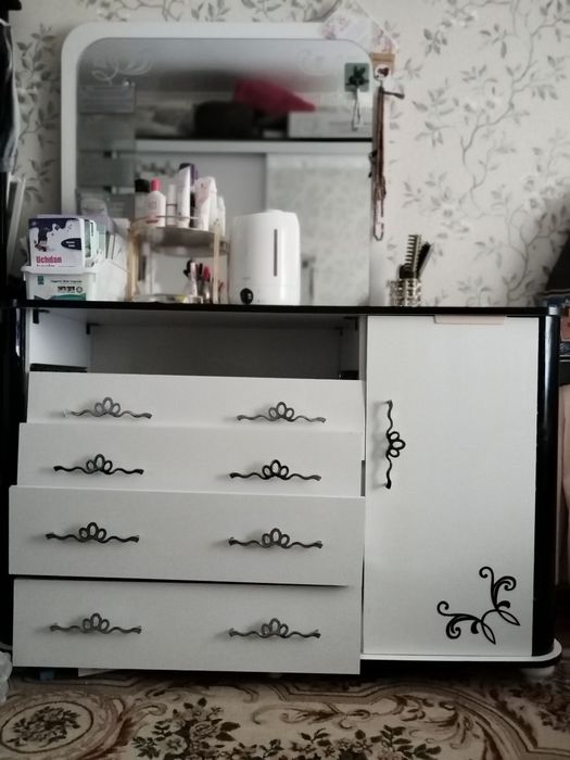 Функциональный Комод со стеклом