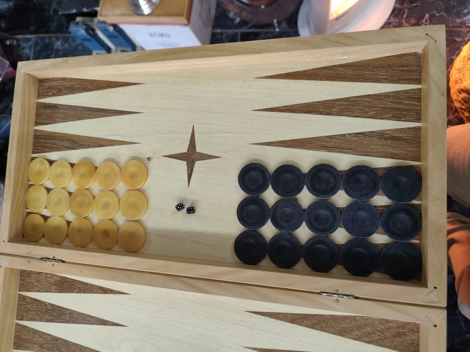 Дървена табла и шах