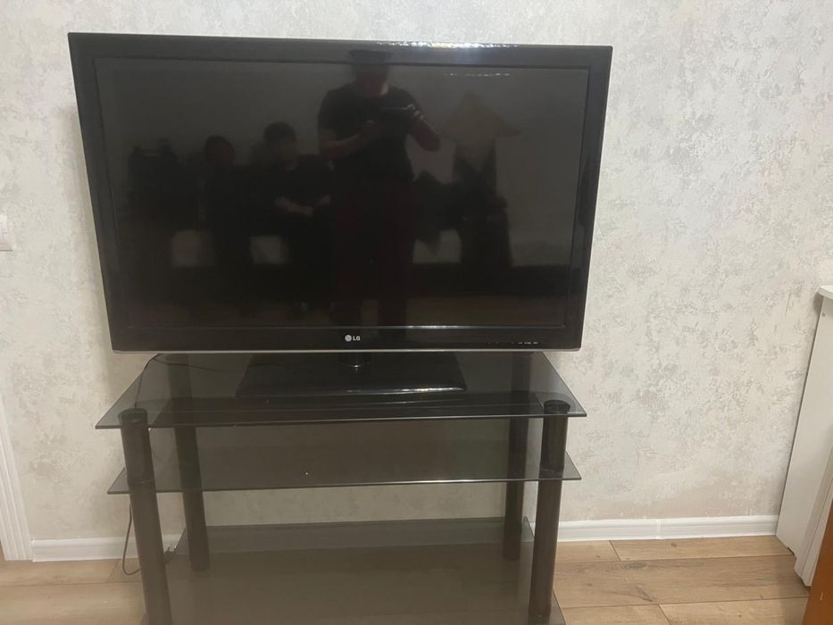 Телевизор LG почти новй