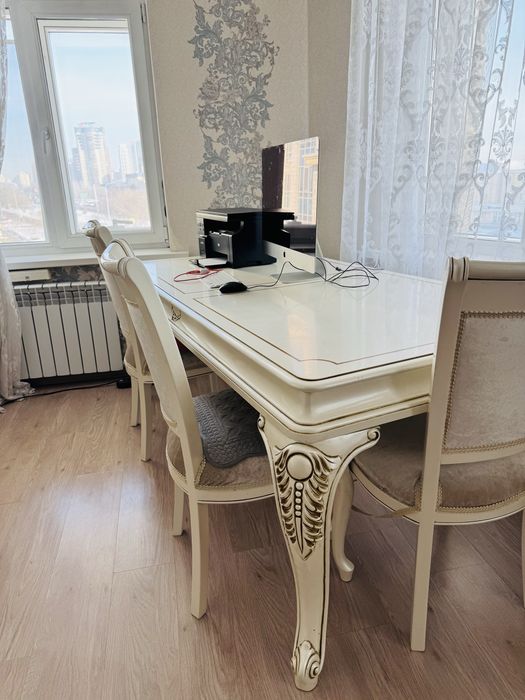 стол стулья  и сервант для гостиной