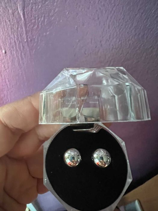 различни модели нови обеци с подарък кутийка.