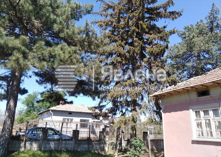 Къща с голям двор