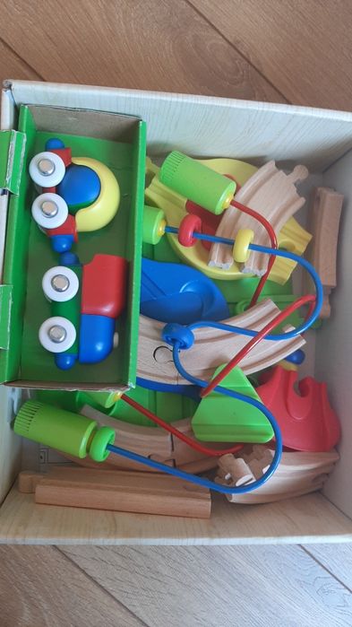 Детска игра - дървени релси с влакче