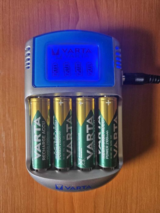Incarcator acumulatori Varta cu LCD