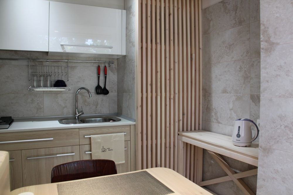 Сдаю квартиру посуточно, м.Космонавтов. Центр, чисто, мак. на 2х чел .