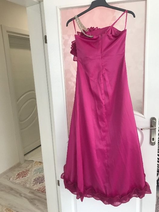 Официални рокли.