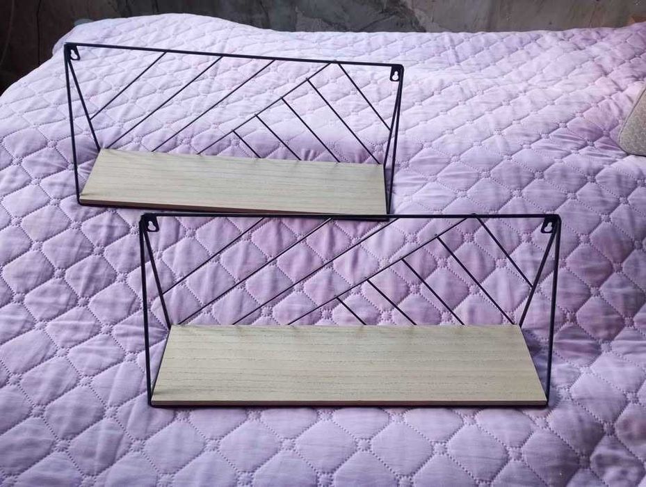 Стелажи от дърво и желязо