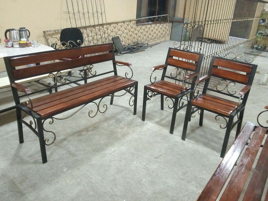 Стол и стулья из металла