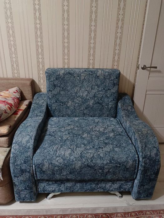 Продам стол.диван с креслами.шкаф.